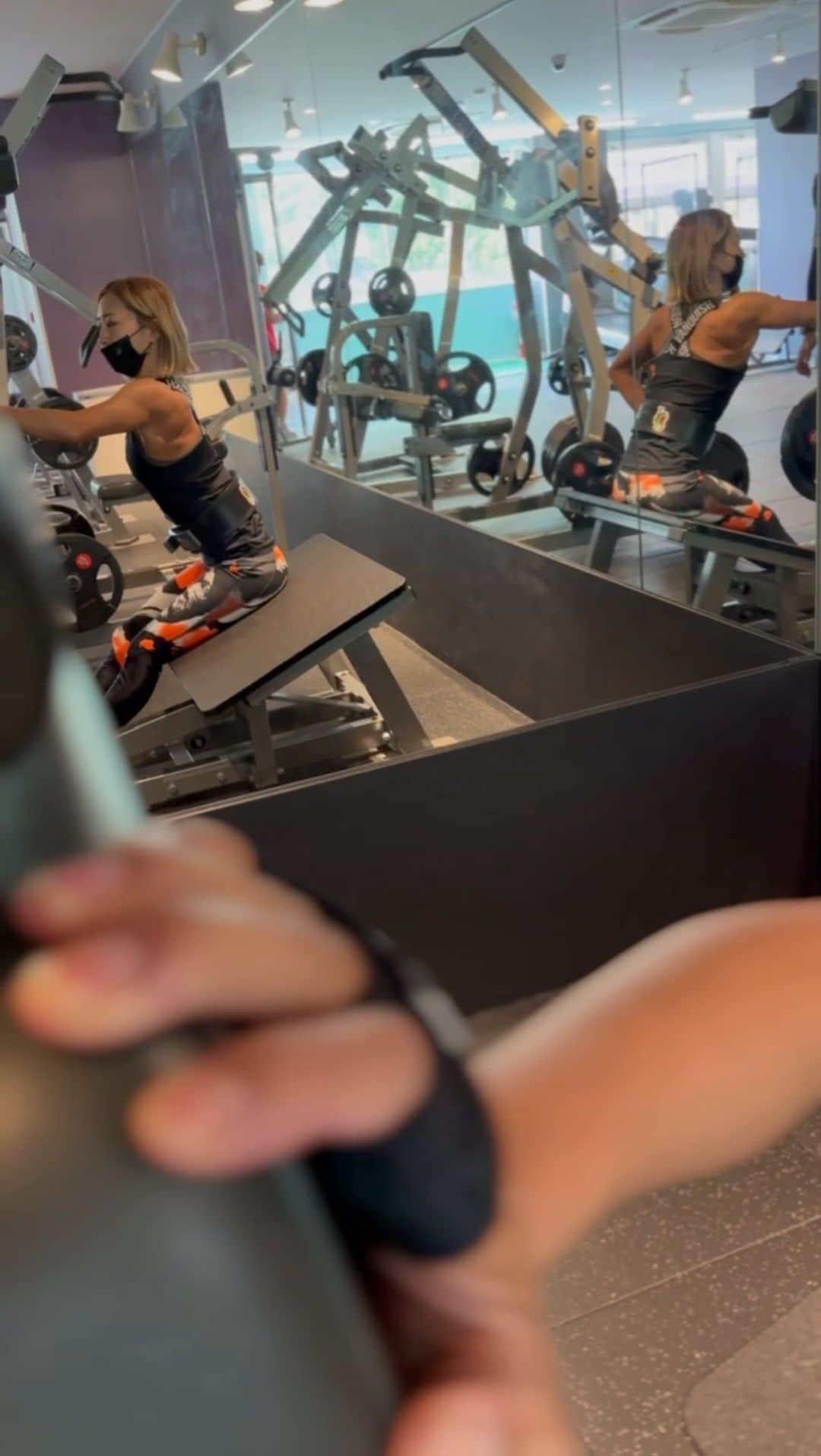 のインスタグラム：「何が食べたいか考えてるうちは、絞れない🔥 グズグズしてる時は自分でわかります😂  全力出せなくてグズグズしたまま 本番迎えるのが1番怖い❤️‍🔥  :  詳しくはプロフィールリンクから HPに飛べます🔎 お気軽にDMくださいませ🙇🏻‍♀️  ◎食事指導※オンラインダイエットサポート 1ヶ月  15000円  ◎トータルサポート （ビキニ競技もダイエットの方も可） 1ヶ月食事指導＋月4回パーソナルトレーニング（場所代　交通費別） 30000円  ◎パーソナルトレーニング(女性限定) 1回5000円 ＋トレーナー交通費別  ＋レンタルジム代（2000円前後） ✨宅トレでもOK！ご自宅まで出張します！  4回セット18000円 ＋交通費　＋レンタルジム代    ◎宅トレオンラインサポート 1セッション60分2500円   ご質問など DMや ✉️matsu@m-yoros.com まで🙇🏼‍♀️  #筋トレ女子  #筋トレ動画  #トレーニング　#FWJ  #筋トレ好きと繋がりたい #ダイエット #Bikini #training  #ビキニ選手  #エニタイム　#筋トレ  #ビキニ　#fitness #japanese #japanesegirl #ナチュラルトレーニー」