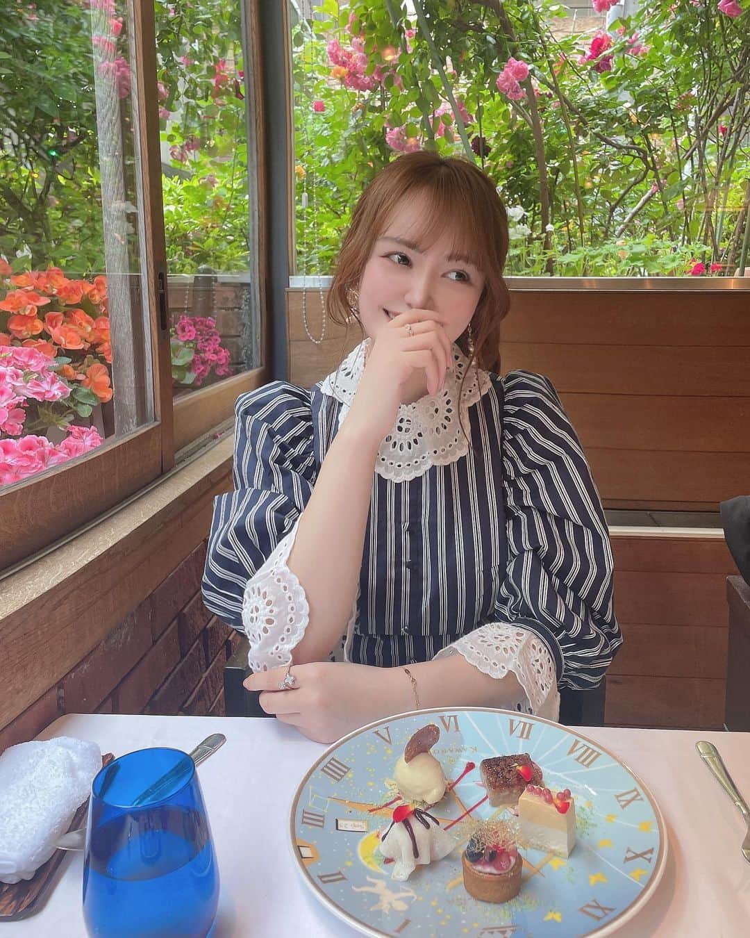 餃子のりさちゃんのインスタグラム：「🌷🌷🌷  恵比寿にある @ebisu_monnalisa 💖 外観がお花で囲まれてて お料理もお皿にお花が埋め込まれてて可愛かったぁ〜💖  店内めちゃくちゃ落ち着いた感じだったので、お上品な女子会におすすめです✍ （写真最後まで見て）  #恵比寿ランチ#恵比寿カフェ #恵比寿グルメ #女子会ランチ #女子会コーデ」