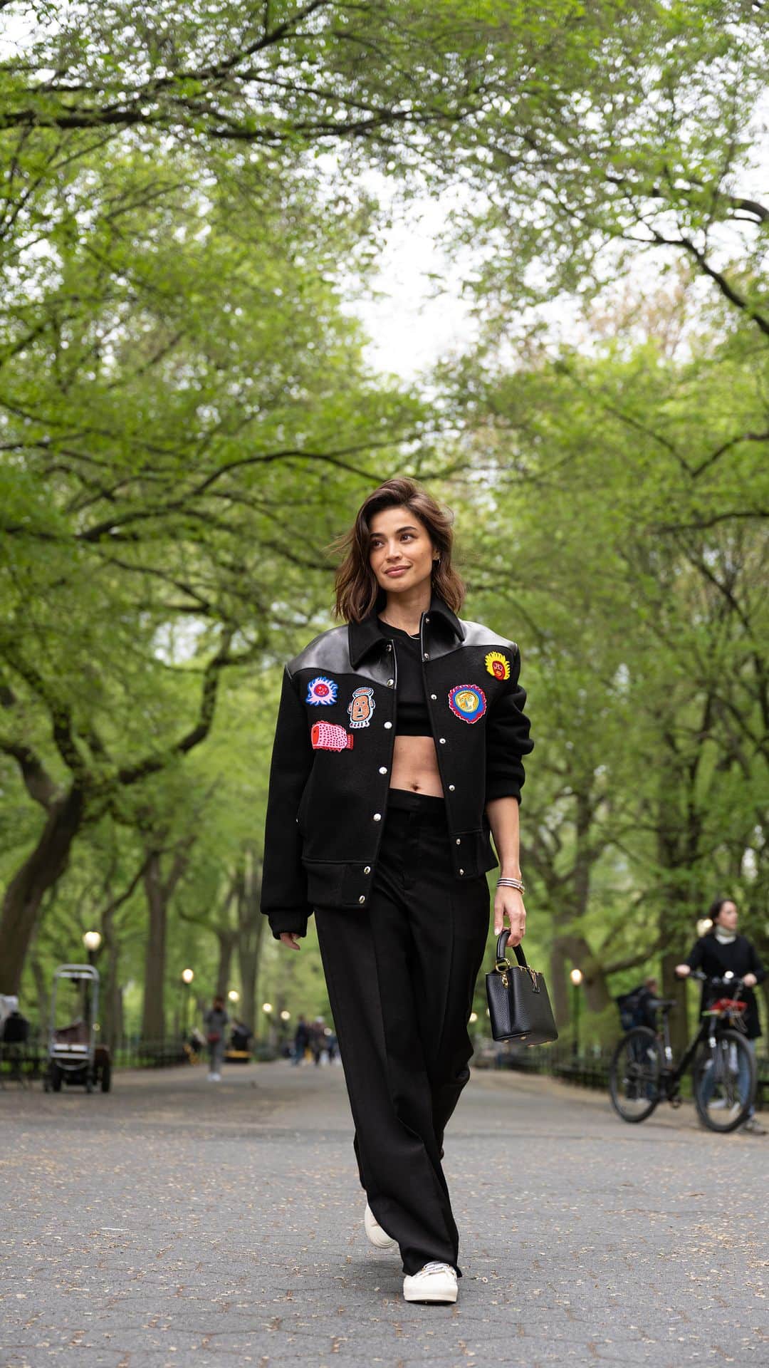 アン・カーティスのインスタグラム：「Missing crisp mornings in NYC in @louisvuitton 🤍 🎥: @martsromero」