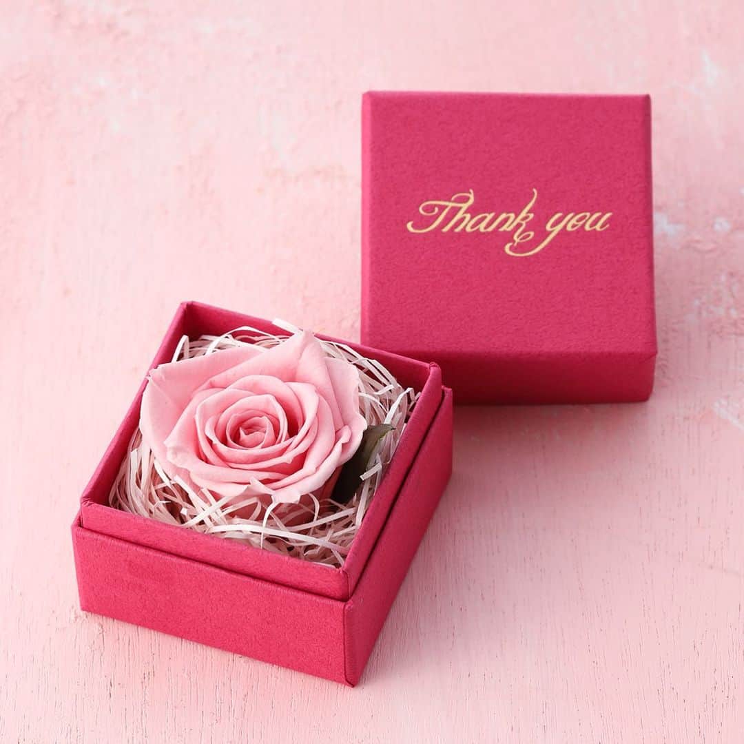 KIHACHI公式Instagramさんのインスタグラム写真 - (KIHACHI公式InstagramInstagram)「母の日 まだ間に合います！  （本州のみ。詳細は商品ページをご確認ください。）  ＼Thanks Mother’s Day Gift／  いよいよ今週5月14日(日)が母の日です。  お母さんへ日頃の感謝の気持ちを込めて、パティスリー キハチのスイーツを贈りませんか。    【数量限定！母の日ギフト】  Thanks Mother’s Gift　ローズと焼菓子のセット　3,980円　  焼菓子とプリザーブドフラワーをセットにした毎年大人気の母の日限定ギフトです。    【キハチオンラインショップ】  ・楽天市場店    ※お取り扱いはオンラインショップによって一部異なります。ご了承くださいませ。  ※詳細は、キハチオンラインショップをご覧ください。    #キハチ #パティスリーキハチ  #KIHACHI #patisseriekihachi  #KIHACHIFOODHALL  #キハチフードホール  #KIHACHI　#キハチ  #restaurant #cafe #foodphotography #tasty #chef  #KIHACHIONLINESHOP  #キハチオンラインショップ  #オンラインショップ  #ギフトにおすすめ  #キハチのギフト  #贈り物  #感謝  #母の日  #母の日プレゼント  #カーネーション #花  #プリザーブドフラワー  #プリザーブドフラワーリース  #フローズンスペシャリテ  #キハチザカッサータ  #キハチザカッサータストロベリー  #母の日特集」5月12日 10時57分 - kihachi_official