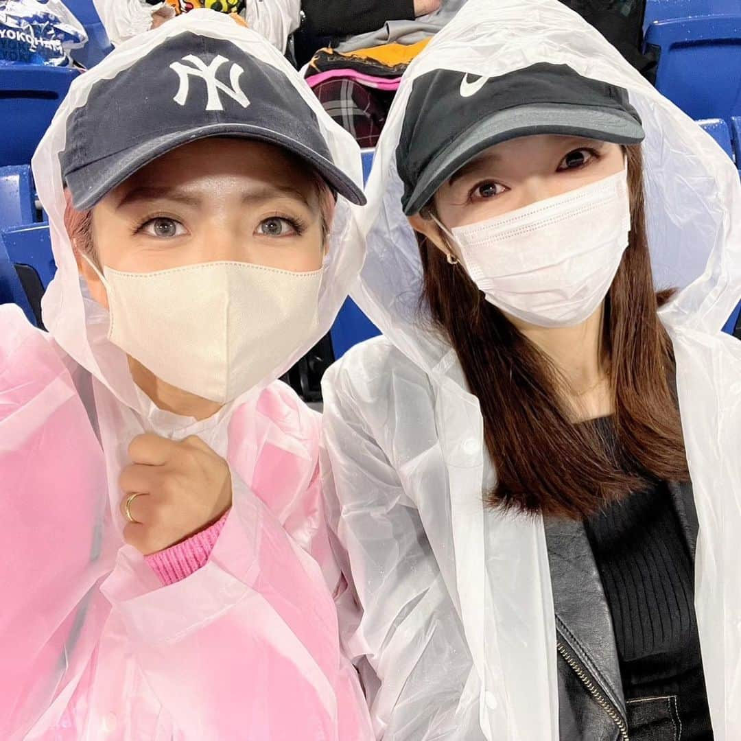 阿部智帆さんのインスタグラム写真 - (阿部智帆Instagram)「💙🧡  ナイスゲーム🫶  雨でも寒くても GIANTSの勝利を見たら そんなの一瞬で忘れちゃうから不思議です😌 むしろ、それすら楽しい思い出☔️🫶  久しぶりに会えたあすかは、 人混みを歩くのが上手すぎて、どんどん進む背中が頼もしく この人に一生ついていこうと思いました😏❤️‍🔥笑  本当に楽しかった😌 ありがとう❤︎  #giants  #baystars」5月12日 10時55分 - chiho_abe829