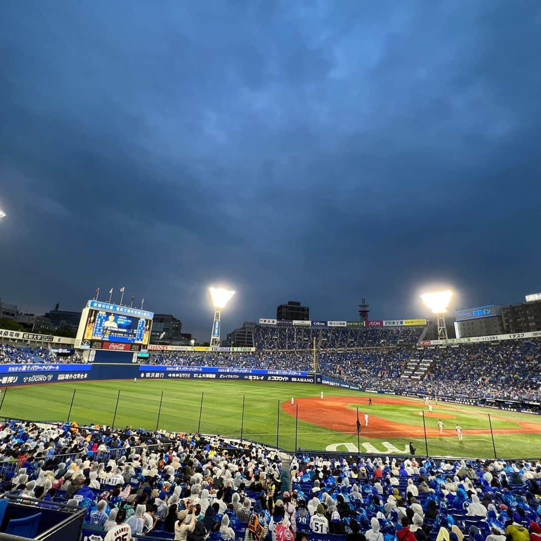 阿部智帆さんのインスタグラム写真 - (阿部智帆Instagram)「💙🧡  ナイスゲーム🫶  雨でも寒くても GIANTSの勝利を見たら そんなの一瞬で忘れちゃうから不思議です😌 むしろ、それすら楽しい思い出☔️🫶  久しぶりに会えたあすかは、 人混みを歩くのが上手すぎて、どんどん進む背中が頼もしく この人に一生ついていこうと思いました😏❤️‍🔥笑  本当に楽しかった😌 ありがとう❤︎  #giants  #baystars」5月12日 10時55分 - chiho_abe829