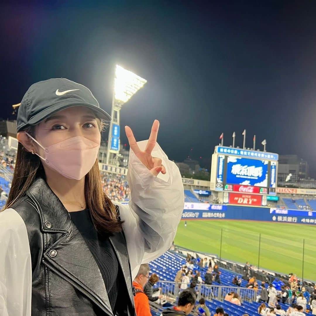 阿部智帆のインスタグラム：「💙🧡  ナイスゲーム🫶  雨でも寒くても GIANTSの勝利を見たら そんなの一瞬で忘れちゃうから不思議です😌 むしろ、それすら楽しい思い出☔️🫶  久しぶりに会えたあすかは、 人混みを歩くのが上手すぎて、どんどん進む背中が頼もしく この人に一生ついていこうと思いました😏❤️‍🔥笑  本当に楽しかった😌 ありがとう❤︎  #giants  #baystars」