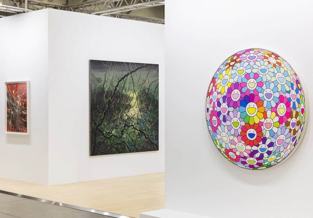 のインスタグラム：「Taipei Dangdai (@taipeidangdai) is now open at Taipei Nangang Exhibition Center! Stop by booth E10 to see Gagosian's presentation of modern and contemporary works by international artists.  Many of the works approach abstraction through strategies of complexity and repetition, enlivening carefully planned structures with improvised gestures and variations. Yayoi Kusama’s painting "Infinity Nets [LPDWQ]" features an intricate web of green acrylic lines atop a bright red ground, within which forms flow into one another with an undulating rhythm. Follow the link in our bio to view a selection of works online, or contact the gallery via DM or at inquire@gagosian.com for more information. ___________ #TaipeiDangdai #Gagosian Gagosian's booth at Taipei Dangdai 2023. All artworks copyrighted. Photos: Ringo Cheung」