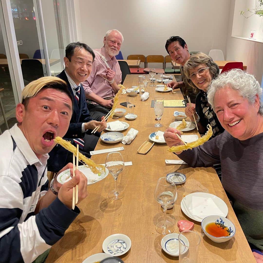 小林拓一郎のインスタグラム：「ポートランドからお友達たちが遊びに来たので、個人的に名古屋No.1の美味しいきしめんと天ぷらを食べていただきました❕  皆さま、めちゃくちゃ良い笑顔で、  「美味しい！こんなディナーは初めて！」  って喜んでくださいました。  僕の「うまっ！！」のリアクションがデカすぎて、  「What!?What!?」  って、アメリカ人をも驚かせてしまいました笑  はあ、、昨日の夜なのに、もう食べたくなってる。  #千年ニコ天  #きしめん #うどん」