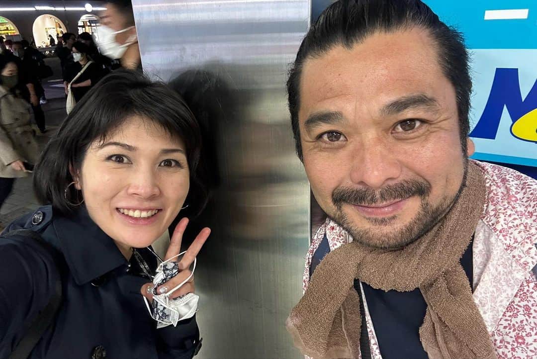 岡本安代さんのインスタグラム写真 - (岡本安代Instagram)「【丸田さんと最後の立ち話】 どうも円城寺華子です。  丸田さんは、華子がお稽古に参加し始めた序盤からずーっと親身になって相談に乗ってくださった警察官のあもさん。  稽古終わり、悩み倒す私に、腹落ちするまで、丁寧に根気強く教えて下さいました。  稽古中の華子を観察して下さり、気付きを共有し、様々な視点から問いかけて下さいました。  あもさんの言葉はどれも真意を付いていて、自分が恥ずかしくなるほど、お見通しで。。。  毎日のお稽古日記には、あもさん語録がビッシリです。  村長（夫）も、子どもたちにも、ブログの読者の皆さんにもお馴染みのあもさん。  TATAMIチームに続き、Specialチームでもご一緒させて頂くことになりました。  大阪最終稽古の稽古終わり。 きっとこれが東京での最後の立ち話。  やはり、最後までたくさんの学びが詰まっていました。  ちなみに、2枚目の写真はお稽古中盤バビロンにて。 もはや懐かしい。。。  あもさん、いつもありがとうございます。  これまで教えて頂いたことを胸に、華子さんとして最後まで生き抜きたいと思います。 心から感謝を込めて。  観劇の際は舞台の奥のリアルな私達も感じながらお楽しみ頂けると嬉しいです！  #CHICACOの楽しみ方 #共演者紹介シリーズ #走り続ける岡本家 #５人の子育てママウンサー  #岡本安代 #CHICACO2023 #大阪公演  #あも   チケット及びお申し込みはコチラから  [岡本 安代扱い 一般発売] https://www.quartet-online.net/ticket/2023chicaco?om=cwgacbh」5月12日 11時20分 - okamoto.yasuyo