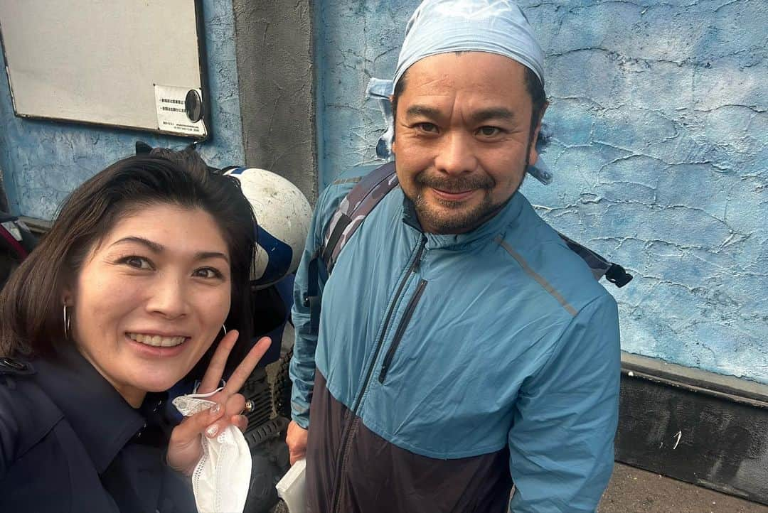 岡本安代さんのインスタグラム写真 - (岡本安代Instagram)「【丸田さんと最後の立ち話】 どうも円城寺華子です。  丸田さんは、華子がお稽古に参加し始めた序盤からずーっと親身になって相談に乗ってくださった警察官のあもさん。  稽古終わり、悩み倒す私に、腹落ちするまで、丁寧に根気強く教えて下さいました。  稽古中の華子を観察して下さり、気付きを共有し、様々な視点から問いかけて下さいました。  あもさんの言葉はどれも真意を付いていて、自分が恥ずかしくなるほど、お見通しで。。。  毎日のお稽古日記には、あもさん語録がビッシリです。  村長（夫）も、子どもたちにも、ブログの読者の皆さんにもお馴染みのあもさん。  TATAMIチームに続き、Specialチームでもご一緒させて頂くことになりました。  大阪最終稽古の稽古終わり。 きっとこれが東京での最後の立ち話。  やはり、最後までたくさんの学びが詰まっていました。  ちなみに、2枚目の写真はお稽古中盤バビロンにて。 もはや懐かしい。。。  あもさん、いつもありがとうございます。  これまで教えて頂いたことを胸に、華子さんとして最後まで生き抜きたいと思います。 心から感謝を込めて。  観劇の際は舞台の奥のリアルな私達も感じながらお楽しみ頂けると嬉しいです！  #CHICACOの楽しみ方 #共演者紹介シリーズ #走り続ける岡本家 #５人の子育てママウンサー  #岡本安代 #CHICACO2023 #大阪公演  #あも   チケット及びお申し込みはコチラから  [岡本 安代扱い 一般発売] https://www.quartet-online.net/ticket/2023chicaco?om=cwgacbh」5月12日 11時20分 - okamoto.yasuyo