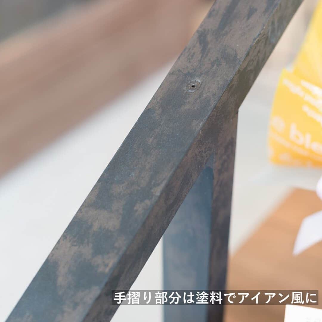 NARAYAさんのインスタグラム写真 - (NARAYAInstagram)「施工事例【FLOWER　ISHIHARA（フラワーショップ）】より  ＜店舗リノベーション事例＞ 神戸町の商店街にあるお花屋さん。  以前は切花を販売するスタイルでしたが、フラワーアレンジに力を入れていきたいというご要望があり、大きなアレンジカウンターをご提案。 お客様のスペースと従業員のスペースを区別し、収納も兼ね備えた便利な作業台が出来上がりました。  花を飾るステージも造作。 階段をイメージし、段差を設けることでお花が飾りやすくしています。 手摺り部分は木材にアイアン風塗料を塗っています。  西側の大きな窓には西日対策の板張りを設置。 凹凸を出し、色の濃さも変えて立体感を演出。 以前よりもお花を飾るスペースを増やすことが出来ました。  店内は色とりどりの花達が主役になるよう、白壁と木目で統一。 温かみ感じるナチュラルテイストにまとめています。  イシハラ花店 本店 住所：岐阜県安八郡神戸町神戸４６２−２  NARAYAは岐阜・愛知県を中心に 理想の家づくりをお手伝いするリノベーション専門工務店です。  “リノベーション”は自由なデザインで新しいライフスタイルを実現する、 その人のための家づくり。 アナタの「住みたい！」をリノベーションでカタチにしませんか？  DM、もしくはプロフィール画面URLより お気軽にお問い合わせください✉  .................................................... その他の施工事例はHPに掲載されています。 プロフィールのURLからご覧ください🌼 ....................................................  #naraya #ナラヤ #奈良屋建設 #岐阜工務店 #岐阜リノベ #岐阜リノベーション #戸建リノベーション #中古住宅リノベーション #リノベーション住宅 #工務店がつくる家 #家づくり #マイホーム計画 #インテリア好き #暮らしを楽しむ #暮らしを楽しむ家づくり #ワクワクを届ける会社 #narayaのカワイイ #造作 #店舗リノベーション #花屋リノベーション #花屋」5月12日 11時21分 - naraya_kensetsu