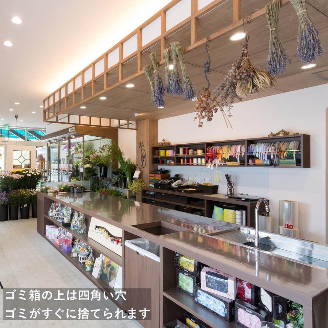 NARAYAさんのインスタグラム写真 - (NARAYAInstagram)「施工事例【FLOWER　ISHIHARA（フラワーショップ）】より  ＜店舗リノベーション事例＞ 神戸町の商店街にあるお花屋さん。  以前は切花を販売するスタイルでしたが、フラワーアレンジに力を入れていきたいというご要望があり、大きなアレンジカウンターをご提案。 お客様のスペースと従業員のスペースを区別し、収納も兼ね備えた便利な作業台が出来上がりました。  花を飾るステージも造作。 階段をイメージし、段差を設けることでお花が飾りやすくしています。 手摺り部分は木材にアイアン風塗料を塗っています。  西側の大きな窓には西日対策の板張りを設置。 凹凸を出し、色の濃さも変えて立体感を演出。 以前よりもお花を飾るスペースを増やすことが出来ました。  店内は色とりどりの花達が主役になるよう、白壁と木目で統一。 温かみ感じるナチュラルテイストにまとめています。  イシハラ花店 本店 住所：岐阜県安八郡神戸町神戸４６２−２  NARAYAは岐阜・愛知県を中心に 理想の家づくりをお手伝いするリノベーション専門工務店です。  “リノベーション”は自由なデザインで新しいライフスタイルを実現する、 その人のための家づくり。 アナタの「住みたい！」をリノベーションでカタチにしませんか？  DM、もしくはプロフィール画面URLより お気軽にお問い合わせください✉  .................................................... その他の施工事例はHPに掲載されています。 プロフィールのURLからご覧ください🌼 ....................................................  #naraya #ナラヤ #奈良屋建設 #岐阜工務店 #岐阜リノベ #岐阜リノベーション #戸建リノベーション #中古住宅リノベーション #リノベーション住宅 #工務店がつくる家 #家づくり #マイホーム計画 #インテリア好き #暮らしを楽しむ #暮らしを楽しむ家づくり #ワクワクを届ける会社 #narayaのカワイイ #造作 #店舗リノベーション #花屋リノベーション #花屋」5月12日 11時21分 - naraya_kensetsu