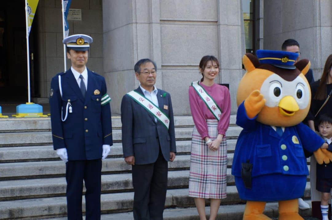 加藤里奈（カトリーナ）さんのインスタグラム写真 - (加藤里奈（カトリーナ）Instagram)「春の全国交通安全運動出発式及び啓発キャンペーンにゲストで出演しました‍🚓 @ap_seian   私のニックネームにちなんで 「交通ルールを 守りーな」 「自転車乗るなら ヘルメットを かぶりーな」 とこどもたちと呼びかけを行いました🥰  5/11〜5/20は全国で交通安全運動が行われています🚨  自分の命を守るために交通ルールを徹底し、 また周りの大切な人の命を守るため、 周りの方々へ呼びかけをしてください！！！  #愛知県 #愛知県警 #警察 #春の交通安全運動 #加藤里奈 #カトリーナ #県庁 #愛知県庁 #春の全国交通安全運動 #交通安全 #出発式 #愛知 #名古屋 #名古屋市 #aichi #nagoya #nagoyajapan #aichiprefecture」5月12日 11時41分 - rinakatoktriiina