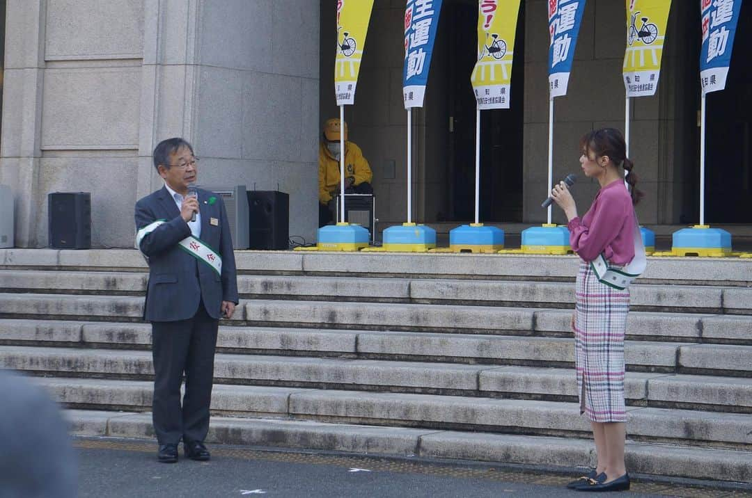 加藤里奈（カトリーナ）さんのインスタグラム写真 - (加藤里奈（カトリーナ）Instagram)「春の全国交通安全運動出発式及び啓発キャンペーンにゲストで出演しました‍🚓 @ap_seian   私のニックネームにちなんで 「交通ルールを 守りーな」 「自転車乗るなら ヘルメットを かぶりーな」 とこどもたちと呼びかけを行いました🥰  5/11〜5/20は全国で交通安全運動が行われています🚨  自分の命を守るために交通ルールを徹底し、 また周りの大切な人の命を守るため、 周りの方々へ呼びかけをしてください！！！  #愛知県 #愛知県警 #警察 #春の交通安全運動 #加藤里奈 #カトリーナ #県庁 #愛知県庁 #春の全国交通安全運動 #交通安全 #出発式 #愛知 #名古屋 #名古屋市 #aichi #nagoya #nagoyajapan #aichiprefecture」5月12日 11時41分 - rinakatoktriiina