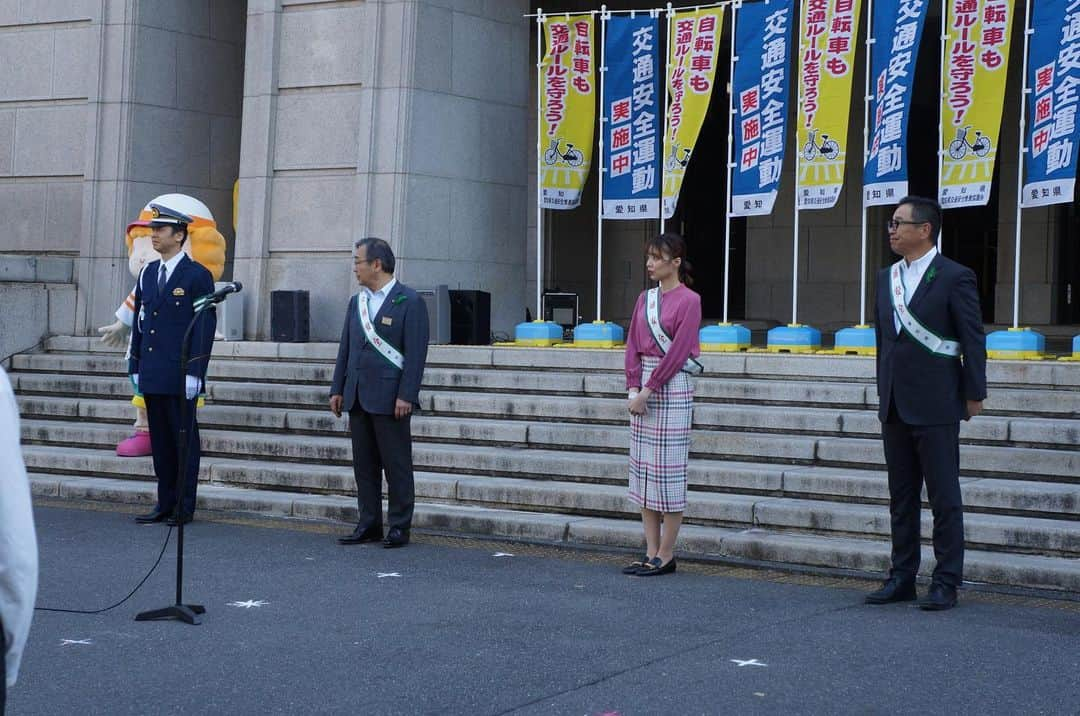 加藤里奈（カトリーナ）さんのインスタグラム写真 - (加藤里奈（カトリーナ）Instagram)「春の全国交通安全運動出発式及び啓発キャンペーンにゲストで出演しました‍🚓 @ap_seian   私のニックネームにちなんで 「交通ルールを 守りーな」 「自転車乗るなら ヘルメットを かぶりーな」 とこどもたちと呼びかけを行いました🥰  5/11〜5/20は全国で交通安全運動が行われています🚨  自分の命を守るために交通ルールを徹底し、 また周りの大切な人の命を守るため、 周りの方々へ呼びかけをしてください！！！  #愛知県 #愛知県警 #警察 #春の交通安全運動 #加藤里奈 #カトリーナ #県庁 #愛知県庁 #春の全国交通安全運動 #交通安全 #出発式 #愛知 #名古屋 #名古屋市 #aichi #nagoya #nagoyajapan #aichiprefecture」5月12日 11時41分 - rinakatoktriiina