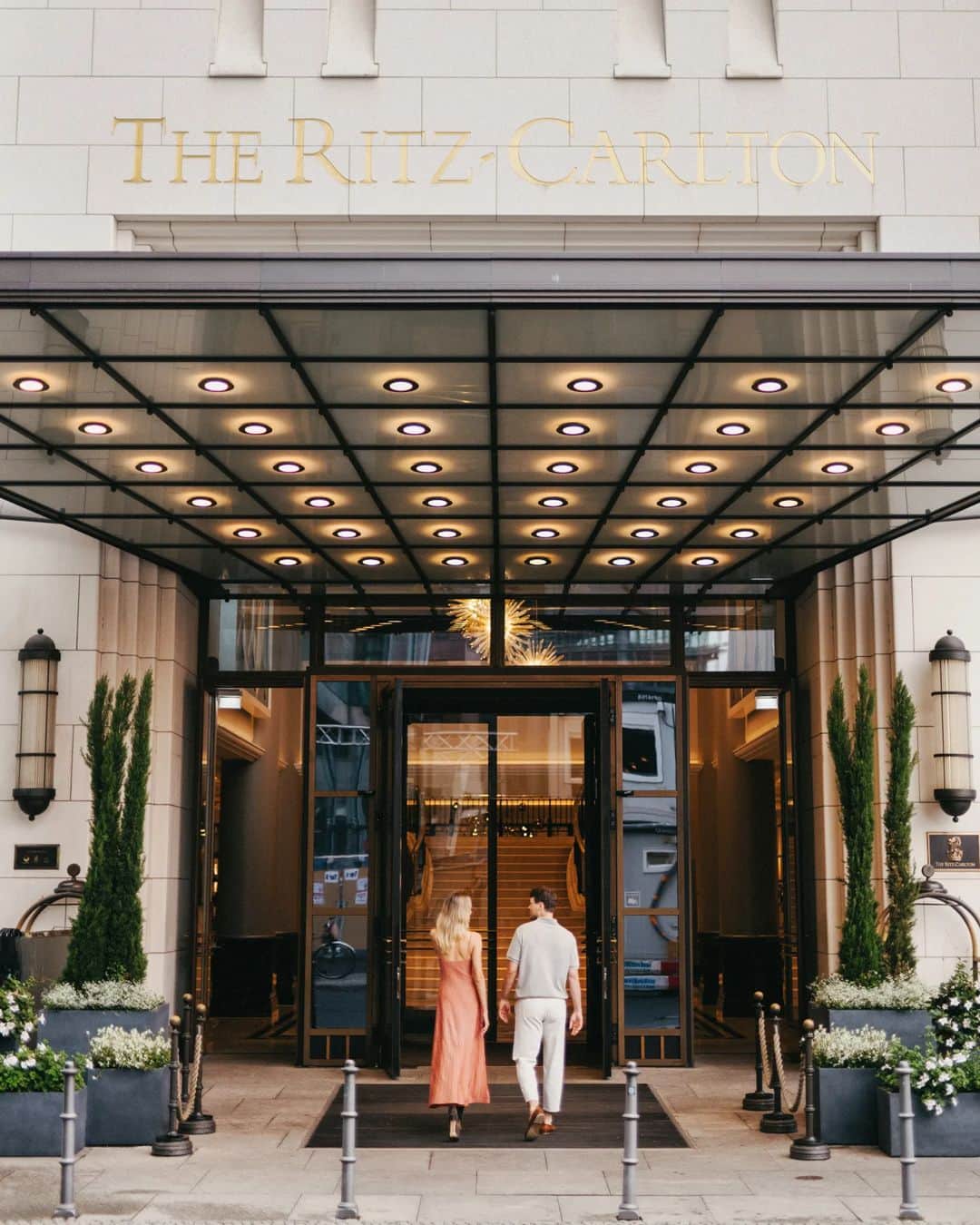 リッツ・カールトンさんのインスタグラム写真 - (リッツ・カールトンInstagram)「Spring adventures begin with a classic entrance at The Ritz-Carlton, #Berlin.」5月12日 11時33分 - ritzcarlton
