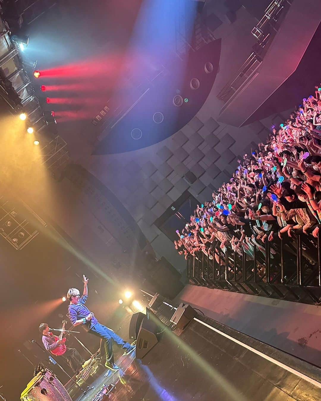 のインスタグラム：「余韻…  大歓声とシンガロング、オールスタンディング、ペンライト、パンパンのフロア・・・いつもと景色違いすぎて、最初圧倒されてしまった。でもやはり一体感はすごかった、これぞライブって感じ！  来ていただいた方、ほとんど知らない曲だったと思うけど、どの曲が一番印象に残りましたか？？」