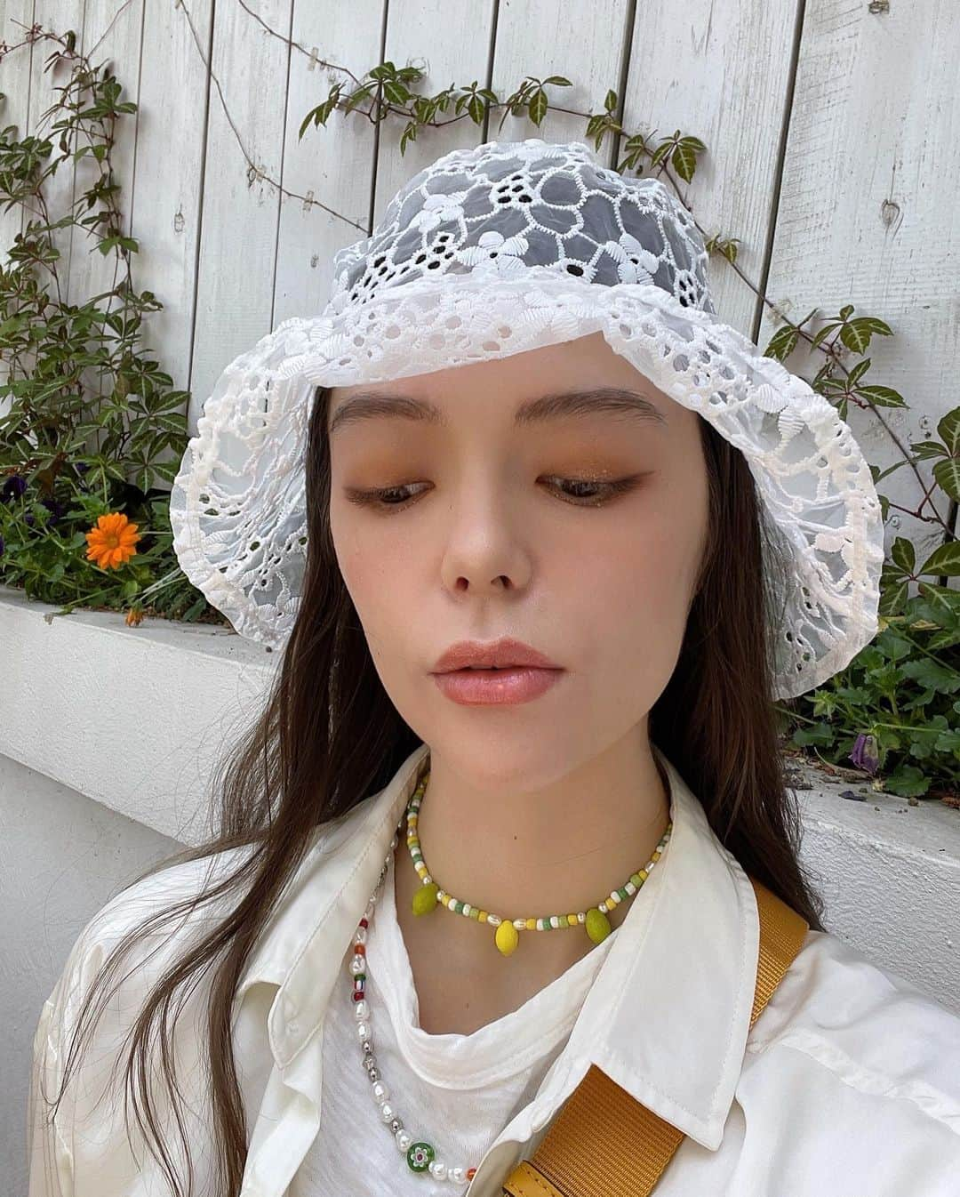 maya kibbel キベルまやさんのインスタグラム写真 - (maya kibbel キベルまやInstagram)「毎日暖かくなり, 夏らしいファッション, メイクを考える時期になりました。🌼 トレンドは, いつもあるけど, やはり, 本当の自分を表現したいと思いませんか？エテュセの2023 Summer Collectionは, さりげない自分の目元を作り出してくれる商品ばかりです🫶 マスカラベースは「カールキープ」効果があり, まつ毛を長時間カールキープできます。まるで, まつ毛パーマーをしたみたい！ジェルライナー新色ミモザブラウン, グラデシャドウ新色ミモザスパークルは顔色と目元を明るくしてくれます。🍋 リキッドアイライナーと眉尻ライナー(0.01mm)も新登場！使いやすさと使った出来上がりは、まるで、サロンに行ったような効果🧚🏼皆さん是非試してみてくださいね！💛  以下は使った商品です❣️ #カラーパレット13ミモザブラウン #ジェルライナー13ミモザブラウン #マスカラベース07クリアブラウン #リキッドアイライナー03グロウヘーゼル #眉尻ライナー03アッシュブラウン #ブロウライナー03 #カラースティック01 #プランパールージュLE01 #リップグロス03 #リップグロスアクティブスタイル01   @ettusaisjp #ギフティング #エテュセマスカラベース #マスカラ下地 #エテュセジェルライナー #イエベメイク #イエローメイク #エテュセリキッドアイライナー #抜け感メイク #エテュセ眉尻ライナー #コスメレビュー #限定コスメ #新作コスメ」5月12日 11時36分 - mayakibbel