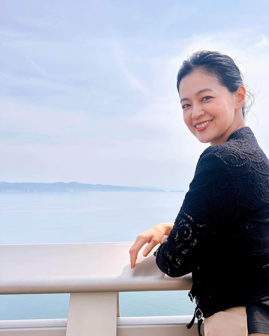 黒谷友香のインスタグラム：「皆さん、こんにちは😁 ペニンシュラ（半島）応援大使のお仕事で一昨日、昨日と長崎に行ってきたよん🤗お天気良くて最高🌞  長崎は今年に入って、なんと4回目‼️ 2021年8月に公開された主演映画「祈り －幻に長崎を想う刻－」の上映とトークショーで3回、そして今回で4回目。長崎とご縁があるんですねぇ☺️  写真の場所は、島原半島県立公園 愛野展望所。 向こうに見えてるのは雲仙市や小浜温泉🧖🏻‍♀️だよ。 海風が気持ち良くて、最高✨  皆さん、長崎には何回行ったことがありますか？教えてね〜。  明日はMBS「サタデープラス」 ５月毎週（土） 午前７時５９分～午前９時２５分　 に出るよ〜🤗 5月マンスリーゲストなの😉 皆さん、観てね❣️  #ralphlauren#poloralphlauren#乗馬#馬#東京#tokyo#sdgs#ログハウス#着物#ハーブ#長崎#ガーデニング#LOVOT #ラボット#mediaid#diy#日本#日産 #nissan#EV#日産ariya#ai#大鵬薬品工業#バップフォーレディ#エビス#プレミアムケアハブラシ#いち瑠#黒谷友香」