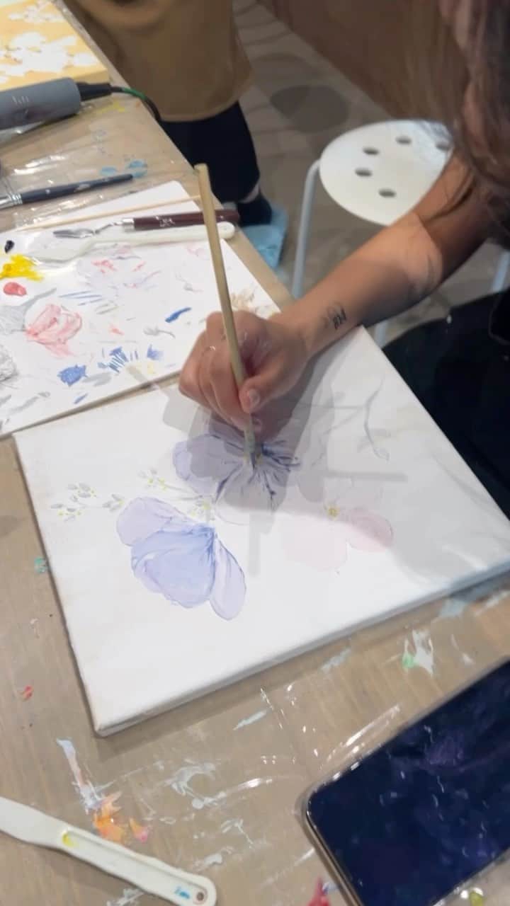 宮崎絹子のインスタグラム：「wish list #2 💕 お絵描き教室 @bijuueno 🎨  絵を描くのは自由に今の自分を表現できて楽しい！ こんなの描きたい！って思って行っても生み出されるものは毎回想像と違う。 これがアートか🎨 趣味の合うお友達さそって、こんなにいいい休日を過ごせる幸せ🌼 30超えた大人の遊び💕  どなたでも行けるので皆さんもぜひ。」