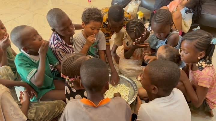 中鉢明子のインスタグラム：「🇲🇱Life is like a summer camp Every Single day♪ #bamako #mali #africa 毎日のようにいとこや近所の子どもたちが来てサマースクールみたいな生活でした。小さい子たちの世話やそうじ、ケンカなども自分たちで解決してまた一つ成長したかな。#子育て #マリ共和国 #アフリカ #3人きょうだい」