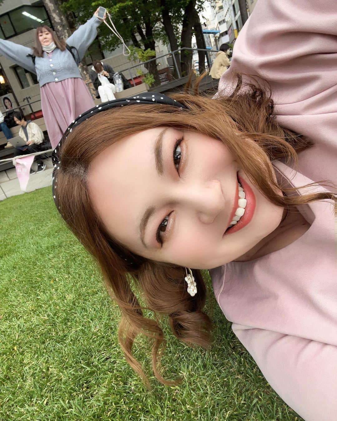 大橋ミチ子さんのインスタグラム写真 - (大橋ミチ子Instagram)「お昼だーい🕛  みんなはお昼ご飯何食べた？？🥰 みちこは、、、  これから海鮮をたくさん食べる予定🦞😍楽しみだなぁ😚👏✨  この間、華城ここあちゃんとYouTubeコラボさせていただいて BBQの撮影前に、公園でのんびりしてたときの写真📷  芝生で横になっていたら ここあちゃんがきて、そこからえりぴよが🤣 ずっと爆笑した1日だったなあ🥰  もうみんなYouTubeみた？？ まだの方は観てね❤️  #華城ここあ　#びっくえんじぇる　#最高」5月12日 11時47分 - ohashimichiko_official