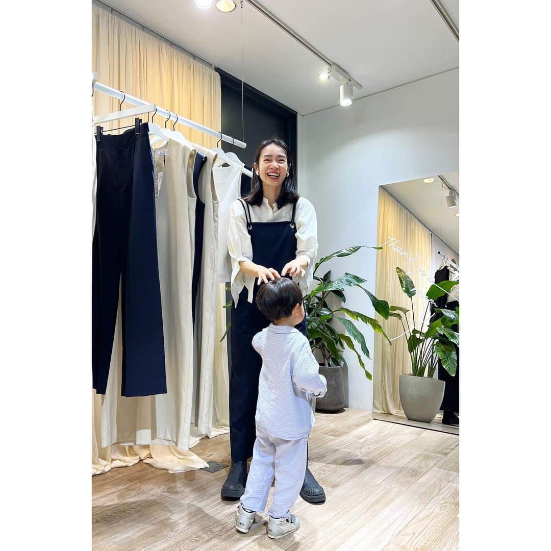 のインスタグラム：「. 『息子と渋谷デート♡』  先月の私ですが・・・ 親子写真撮ってもらえたの嬉しいから載っけちゃいます🤭  息子と渋谷デートなんて久々過ぎて！ 親子でテンション上がっちゃった😂  最後の息子のクシャクシャ過ぎる笑顔がたまりません♡笑  @shima1212 thank you♡♡♡  #model #satorujapan #akemigondo #モデル #サトルジャパン #権藤朱実 →@satorujapan_official →@akemigondo ☑︎プロフィールのリンクにて、写真公開中☆ ☑︎リールにて、息子のあれこれ公開中☆」
