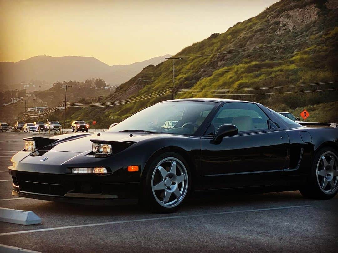 ニール・ブロムカンプのインスタグラム：「Love this car. 90s retro」