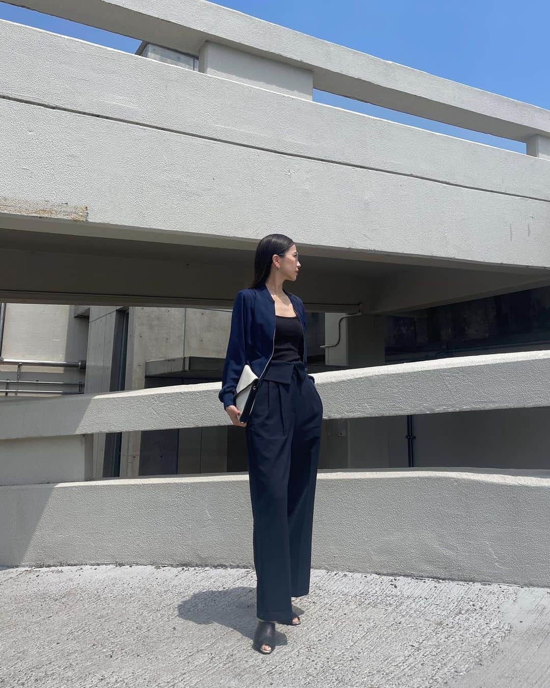 小嶋梨奈のインスタグラム：「ちょっとハンサムな日。 わたしにしては珍しいけど、良いなーと選んだ ネイビー×ネイビー @urs_official  ブルゾンはシアー素材。カジュアルすぎなくて◎です〜！ 夏の冷房対策にもなるし持っておくと便利なのよねぇ。 そしてベルトが取り外し出来る2wayのパンツ👏 履き心地、リラックス感あって暑くなってくる時期にも良さげなのだけど ぴしっと入ったセンタープレスのお陰できちんと見えしてうれしい♡  #urs #ユアーズ #urs_styling #urs_official #タイアップ #ma1ブルゾン #ベルト付き2wayワイドパンツ #春コーデ #大人コーデ」