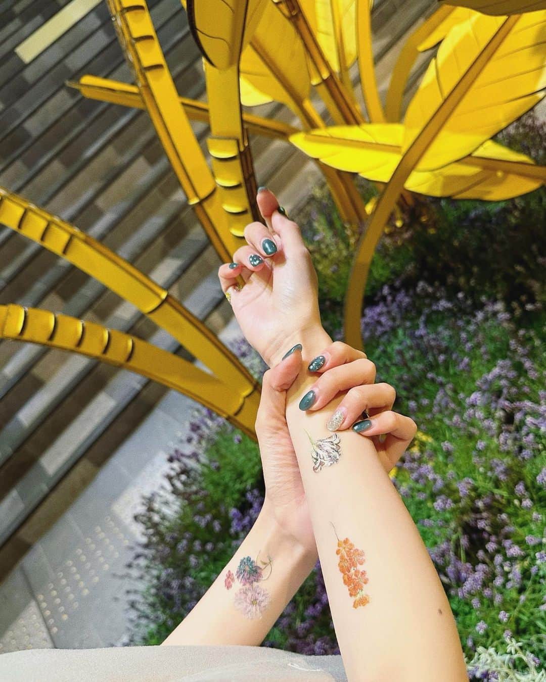 秋山衣梨佳さんのインスタグラム写真 - (秋山衣梨佳Instagram)「🌱💛💛 　 　 黄色のオーガスタ🌱💛 明るい気持ちになった。  そろそろネイル変えなきゃだし 美容室行かなきゃだなあ。 タトゥーシールは @u2fca_official 🌷 　 　 #u2fca#tattoo#tattoosticker#タトゥーシール」5月12日 11時59分 - akiyamaerika
