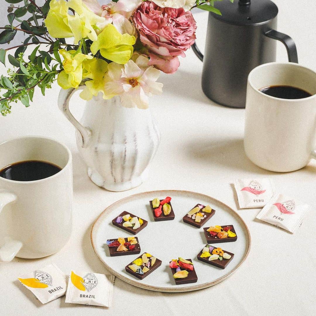 【公式】明治 ザ・チョコレートのインスタグラム：「* 週末は母の日ですね💐 皆さんはどのように過ごされますか？  カンタン3ステップで作れるザチョコバークを お母さんへの感謝に添えて、 普段なかなか伝えられない気持ちを届けるきっかけに…。  👇ザチョコバークの作り方👇 ①スプーンをお湯で温める。 ②スプーンに水気が残らないよう、しっかりと拭いてから、スプーンをザ・チョコにあて、表面を少しとかす。 ☆のせる具材よりひとまわり小さい面積をとかすときれいに仕上がる。 ③お好みの具材（ナッツやドライフルーツ）をトッピングすれば出来上がり！  詳しくはハイライトをご覧ください。  #ザチョコバーグ #母の日  #明治thechocolate #明治ザチョコレート #私のザチョコの愉しみ方 #thechocolate #ザチョコレート #ザチョコ #明治 #meiji #おうちチョコ #語りたくなるチョコレート #ブラジル #ペルー #チョコレート #🍫 #ビーントゥバー #BEANtoBAR #チョコレート好き #チョコレートのある暮らし #チョコレートのある生活 #甘いもの好きな人と繋がりたい #SDGs #メイジカカオサポート #エシカル #サステナブル #サステナブルなチョコレート」