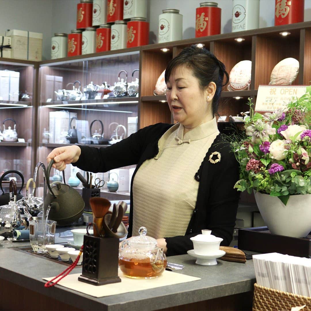 Marunouchi Paperさんのインスタグラム写真 - (Marunouchi PaperInstagram)「【中国茶専門店がオープン！人気のギフトや聞き茶をご紹介】 味・香・色にこだわり抜いたオリジナル中国茶専門店「RIMTAE」が、丸ビルB1Fにオープン！  “茶葉は鮮度が命”という先代の教えに倣い、一回分の個別包装での販売を徹底。 まるで茶畑を閉じ込めたかのような、常にフレッシュな状態でお茶を淹れ、その味わいが楽しめます。  店頭には白いパッケージのティーバッグ12種類に、黒いパッケージのリーフタイプ20～30種類がずらり。 馴染みのある味わいの烏龍茶シリーズを始め、女性人気も高いホワイトティーや香りの良いジャスミンティーなど、専門店ならではの豊富なラインナップが並びます。  お湯を注ぐとゆっくりと花がひらく様が美しい工芸茶の取り扱いもあり、耐熱ガラスのティーポットとのセットは、貰ってすぐに楽しめる人気のギフト。  また、お好きな種類のティーバッグ、工芸茶、お茶菓子を詰め合わせたギフトセットは、ビジネスシーンにもおすすめ。 月餅やパイナップルケーキのお茶菓子と共に、本格的な中国茶をオフィスでも手軽に堪能できます。 写真のサイズ以外にも大小取り揃えているので、必要な場面に応じたチョイスが可能。  さらに、イートインスペースでは中国茶1種とお茶菓子をセットにした聞き茶体験などの「中国茶体験」を提供。 本場の淹れ方で中国茶の世界を五感で楽しめる、魅力的な空間です。  中国福建省の方言で「お茶をどうぞ」という意味を持つRIMTAEで、ほっこりタイムをお過ごしください。  ------------------------------------------------ 中国茶専門店 RIMTAE【中国茶・茶道具・聞き茶体験】丸ビルB1F TEL：03-6256-0710  優雅セット 税込4,980円 内容：工芸茶（1P）×10種、中ポット（500mL）×1 ※工芸茶の種類は選べません  慶祝セット 税込4,980円 内容：ティーバッグ（1P）×10種、工芸茶（1P）×2種、パイナップルケーキ×2 ※工芸茶の種類は選べません  中国茶体験 ・きゅのみ体験 税込1,100円（中国茶1種） ・聞き茶体験 税込2,100円（中国茶1種＋お茶菓子） ------------------------------------------------  #marunouchi_paper #marunouchi #tokyo #マルノウチペーパー #丸の内 #東京駅 #中国茶専門店rimtae #中国茶専門店リムテー #rimtae #リムテー #中国茶 #中国茶専門店 #聞き茶 #工芸茶 #お茶のある暮らし #お茶のある生活 #お茶ギフト #月餅 #お茶好き #お茶の時間 #ギフトにおすすめ #ギフトに最適 #手土産にオススメ #中国茶好き #茶器 #新オープン #丸ビル #中国茶体験」5月12日 12時00分 - marunouchi_paper