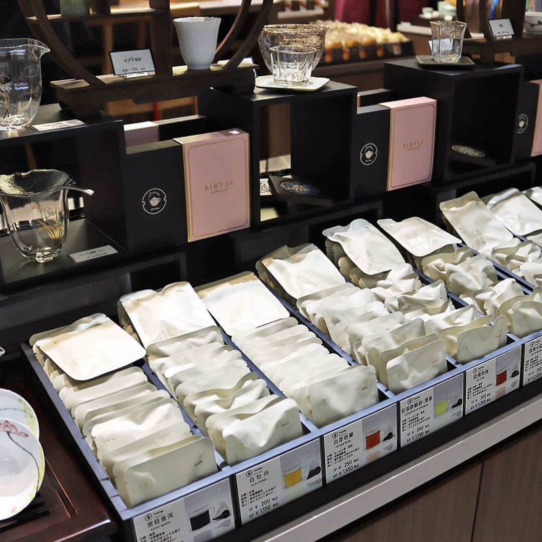 Marunouchi Paperさんのインスタグラム写真 - (Marunouchi PaperInstagram)「【中国茶専門店がオープン！人気のギフトや聞き茶をご紹介】 味・香・色にこだわり抜いたオリジナル中国茶専門店「RIMTAE」が、丸ビルB1Fにオープン！  “茶葉は鮮度が命”という先代の教えに倣い、一回分の個別包装での販売を徹底。 まるで茶畑を閉じ込めたかのような、常にフレッシュな状態でお茶を淹れ、その味わいが楽しめます。  店頭には白いパッケージのティーバッグ12種類に、黒いパッケージのリーフタイプ20～30種類がずらり。 馴染みのある味わいの烏龍茶シリーズを始め、女性人気も高いホワイトティーや香りの良いジャスミンティーなど、専門店ならではの豊富なラインナップが並びます。  お湯を注ぐとゆっくりと花がひらく様が美しい工芸茶の取り扱いもあり、耐熱ガラスのティーポットとのセットは、貰ってすぐに楽しめる人気のギフト。  また、お好きな種類のティーバッグ、工芸茶、お茶菓子を詰め合わせたギフトセットは、ビジネスシーンにもおすすめ。 月餅やパイナップルケーキのお茶菓子と共に、本格的な中国茶をオフィスでも手軽に堪能できます。 写真のサイズ以外にも大小取り揃えているので、必要な場面に応じたチョイスが可能。  さらに、イートインスペースでは中国茶1種とお茶菓子をセットにした聞き茶体験などの「中国茶体験」を提供。 本場の淹れ方で中国茶の世界を五感で楽しめる、魅力的な空間です。  中国福建省の方言で「お茶をどうぞ」という意味を持つRIMTAEで、ほっこりタイムをお過ごしください。  ------------------------------------------------ 中国茶専門店 RIMTAE【中国茶・茶道具・聞き茶体験】丸ビルB1F TEL：03-6256-0710  優雅セット 税込4,980円 内容：工芸茶（1P）×10種、中ポット（500mL）×1 ※工芸茶の種類は選べません  慶祝セット 税込4,980円 内容：ティーバッグ（1P）×10種、工芸茶（1P）×2種、パイナップルケーキ×2 ※工芸茶の種類は選べません  中国茶体験 ・きゅのみ体験 税込1,100円（中国茶1種） ・聞き茶体験 税込2,100円（中国茶1種＋お茶菓子） ------------------------------------------------  #marunouchi_paper #marunouchi #tokyo #マルノウチペーパー #丸の内 #東京駅 #中国茶専門店rimtae #中国茶専門店リムテー #rimtae #リムテー #中国茶 #中国茶専門店 #聞き茶 #工芸茶 #お茶のある暮らし #お茶のある生活 #お茶ギフト #月餅 #お茶好き #お茶の時間 #ギフトにおすすめ #ギフトに最適 #手土産にオススメ #中国茶好き #茶器 #新オープン #丸ビル #中国茶体験」5月12日 12時00分 - marunouchi_paper
