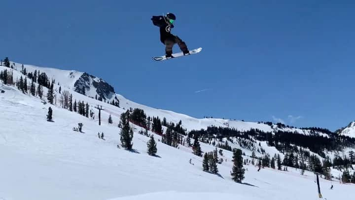 上田ユキエのインスタグラム：「Body Movin’ 🐯🎵 @mammothunbound @mammothmountain   @burton @oakleyjapan @volcomsnow @volcom @volcomjapan @unfudge_official @hayashiwax @mammothtrampolineclub @cocopalm3s  #snowboarding #スノーボード #小学生 #アメリカ #マンモスマウンテン」