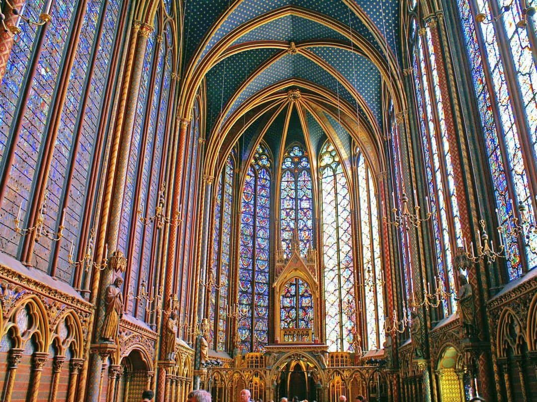 フランス大使館さんのインスタグラム写真 - (フランス大使館Instagram)「#パリ #サント・シャペル は、1248年4月26日に正式に奉献されました。⛪️ ルイ9世の要請により、貴重な聖遺物を納めるために建立されたこの聖なる礼拝堂は、7年足らずという記録的な速さで建設されました。」5月12日 12時01分 - ambafrancejp
