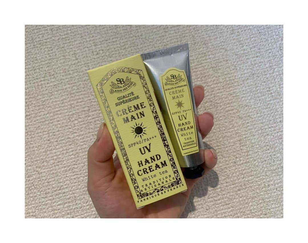 村上茉愛のインスタグラム：「.  GWはいかがお過ごしでしたか？ 5月に入り気温も上がって日差しが強く感じる日が多くなりましたね🤔  Senteur et Beauté （サンタール・エ・ボーテ） UVハンドクリーム　SPF40pa+++ ホワイトティー  私はよく運転をするので、 手の甲が日焼けしてるなぁとよく感じます😂 日焼け止めのベタつき感が苦手な方にはおすすめです！  香りは1番人気ホワイトティー すっきりとしたやさしい香りで手触りも全くベタつきません！  女性らしいゴージャスデザインなのも魅力的です！  5/14の母の日のプレゼントにもいかがでしょうか🫶🫶💐  @efinternational @senteur.et.beaute  @senteuretbeaute.jp   #senteuretbeaute #サンタールエボーテ #フレンチクラシック #ハンドクリーム #UVケア #uvハンドクリーム #紅茶の香り #ホワイトティーの香り #ホワイトティー #フランス雑貨 #フランス🇫🇷 #フランス製 #efinternational #エフィと香りの暮らし #香りのある暮らし #香り#pr」