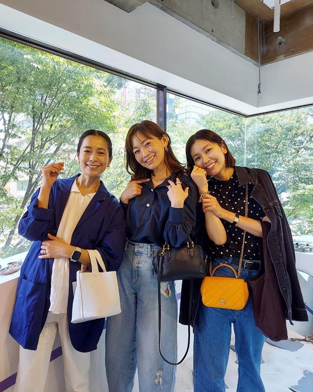 ナオのインスタグラム：「LOHMEの展示会へあゆみちゃんと純ちゃんと行ってきました😊  @lohmejewelry   @ayumiayunco  @junsatoidea   大ぶりアクセサリー、夏になったらさらっとTシャツにつけたいなぁ 届くのが楽しみ❤️  @lohmejewelry  @melyne.jewelry」
