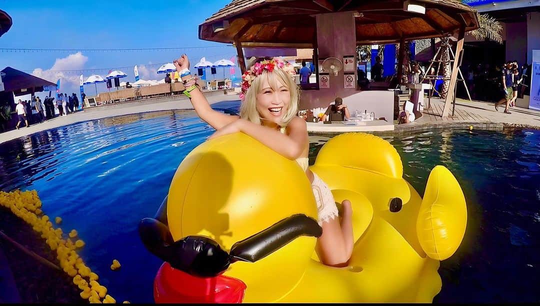 DJ YURINAのインスタグラム：「フェスだぁあああー‼️ 今年7月に韓国では即完売‼️の大型フェス 【WATERBOMB】が日本に初上陸‼️‼️🎉  東京⭐️大阪⭐️名古屋で開催✨  大量の水しぶきの中、アーティストと観客が水鉄砲を打ち合う新感覚フェス‼️  動画みても今から楽しそうでワクワクが止まらない😆  周り気にせず思う存分フェスを楽しめるのはコロナ明けて4年ぶり✨  完売する前にチケット🎫ゲットがおすすめ✨✨  チケットは @waterbomb_tokyo_official  のURLから購入可能です👍❤️  夏を思い切り楽しもお〜🙌  #pr  #waterbomb #waterbombjapan #ウォーターボム #ウォーターボムジャパン #フェス #夏フェス #2023summer #summerfes #festival」