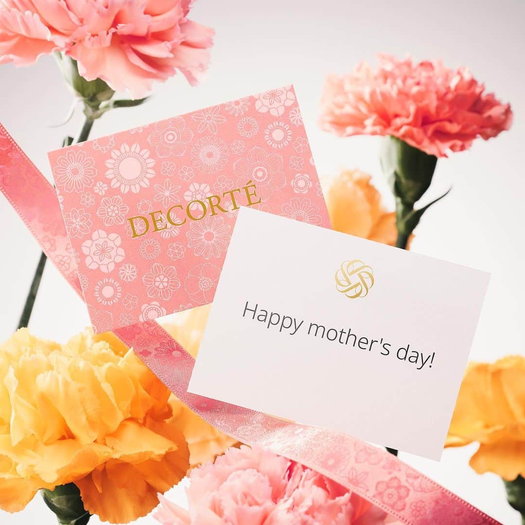 DECORTÉさんのインスタグラム写真 - (DECORTÉInstagram)「Looking for a beautiful Mother's Day gift?  Share your love with DECORTÉ to make ALL moms feel special.  母の日には、コスメデコルテのギフトはいかがでしょうか。  大切なお母さんを想い選んだ商品にメッセージを添えて…。 あたたかい気持ちをともにお届けします🎁  #コスメデコルテ #decorte #MyDecorteMoment #ギフト #ポイントメイクアップ #母の日 #ギフトボックス #プレゼント #gift #colormakeup #makeup #cosmetics #beauty #jbeauty #mothersdaygift」5月12日 12時11分 - decorte_official