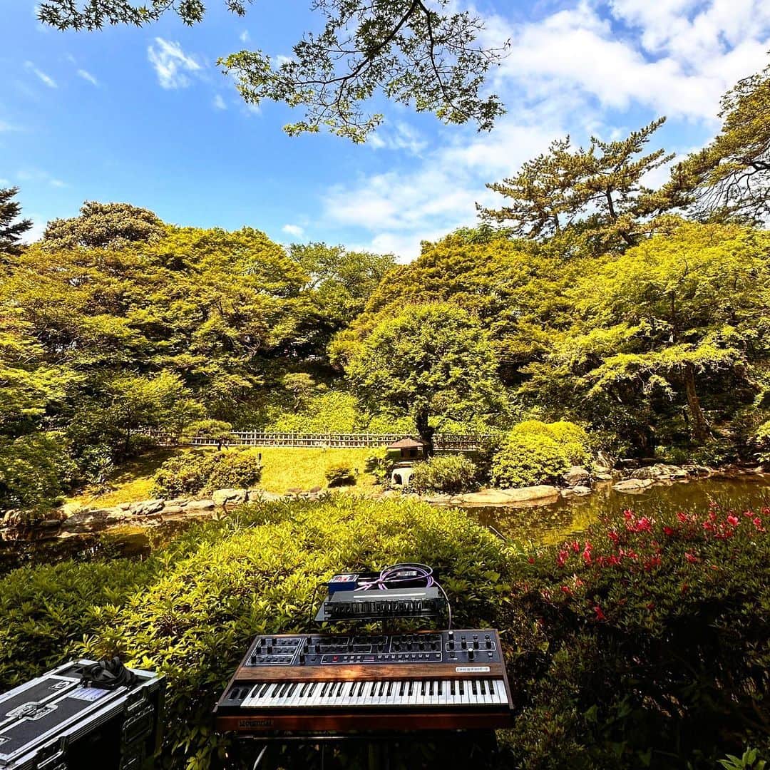 渋谷慶一郎のインスタグラム：「Today’s Venue. #pradamode #prophet5 #japanesegarden ライブは13:30から。24チャンネルスピーカーとProphet5. Live music starts at 1:30 p.m. 24-channel speakers and Prophet5」