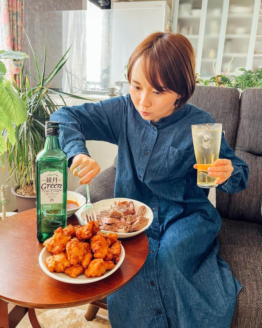 こんちゃんさんのインスタグラム写真 - (こんちゃんInstagram)「日本一周達成のお祝いにお肉と鏡月グリーンでパーティー🎉  ふたりが同棲してたお部屋が今はすっからかんなので、実家でステーキと山盛りの唐揚げ！ そして鏡月グリーンのレモンティー割りで乾杯🍖  肉は言わずもがな最高ｯｯｯ！！！！鏡月グリーン×レモンティーは初めて飲んだんだけどなんだ！この組み合わせは！！！！ レモンティーの爽やかな柑橘と鏡月の澄み切った味わいのハーモニーがすごい🤤  個人的におすすめ割りで彼女にもとても好評であったぞ！！ どんな料理にも合うだろうからお祝いもそうだけどおうち時間とか日常的にもいいね！鏡月グリーン！！  旅を終えてから本当の本当に毎日がバタバタで、やらなきゃいけない事に追われてるけど久々にゆっくりできて楽しかったー！ さてまた明日からいろいろ頑張るぞー👀  #鏡月グリーン#サントリー#鏡月グリーンレモンティー割り#pr」5月13日 20時00分 - hiromasakondo