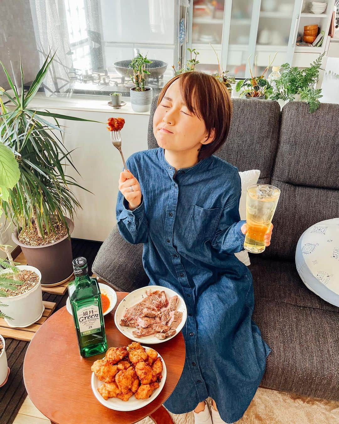 こんちゃんさんのインスタグラム写真 - (こんちゃんInstagram)「日本一周達成のお祝いにお肉と鏡月グリーンでパーティー🎉  ふたりが同棲してたお部屋が今はすっからかんなので、実家でステーキと山盛りの唐揚げ！ そして鏡月グリーンのレモンティー割りで乾杯🍖  肉は言わずもがな最高ｯｯｯ！！！！鏡月グリーン×レモンティーは初めて飲んだんだけどなんだ！この組み合わせは！！！！ レモンティーの爽やかな柑橘と鏡月の澄み切った味わいのハーモニーがすごい🤤  個人的におすすめ割りで彼女にもとても好評であったぞ！！ どんな料理にも合うだろうからお祝いもそうだけどおうち時間とか日常的にもいいね！鏡月グリーン！！  旅を終えてから本当の本当に毎日がバタバタで、やらなきゃいけない事に追われてるけど久々にゆっくりできて楽しかったー！ さてまた明日からいろいろ頑張るぞー👀  #鏡月グリーン#サントリー#鏡月グリーンレモンティー割り#pr」5月13日 20時00分 - hiromasakondo