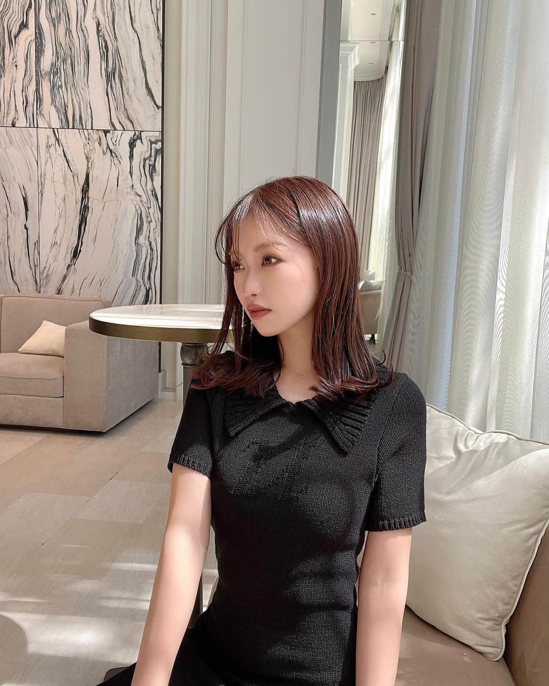 木田絵里香のインスタグラム：「. ロゴニットワンピ🖤 トップスも可愛いからあとでストーリーのーせよっと♩ . ワンピース#ブラックコーデ」