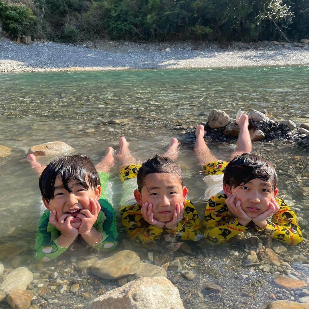 のインスタグラム：「川遊び。  だいぶ、暖かくなってきた。 ジェットも久しぶりに行きたいな。  今年の夏も楽しむで。。  #しょうやん男三兄弟 #男三兄弟 #三兄弟 #子供のいる暮らし」