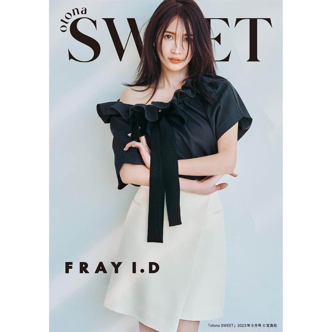 フレイアイディーさんのインスタグラム写真 - (フレイアイディーInstagram)「otona SWEET 2023年6月号  FRAY I.D × otona SWEET STARRING @saekoofficial   フレイ アイディーで叶える 真夏のモノトーンスタイル  この夏、気になるのは軽やかなモノトーンコーデ。 FRAY I.Dならではのエッセンスを 落とし込んだ夏コーデを紗栄子さんが着こなします。  Blouse ¥17,600 (tax in) Skirt ¥16,500 (tax in) Earrings ¥9,240 (tax in)  #frayid #otonasweet」5月12日 12時19分 - fray_id