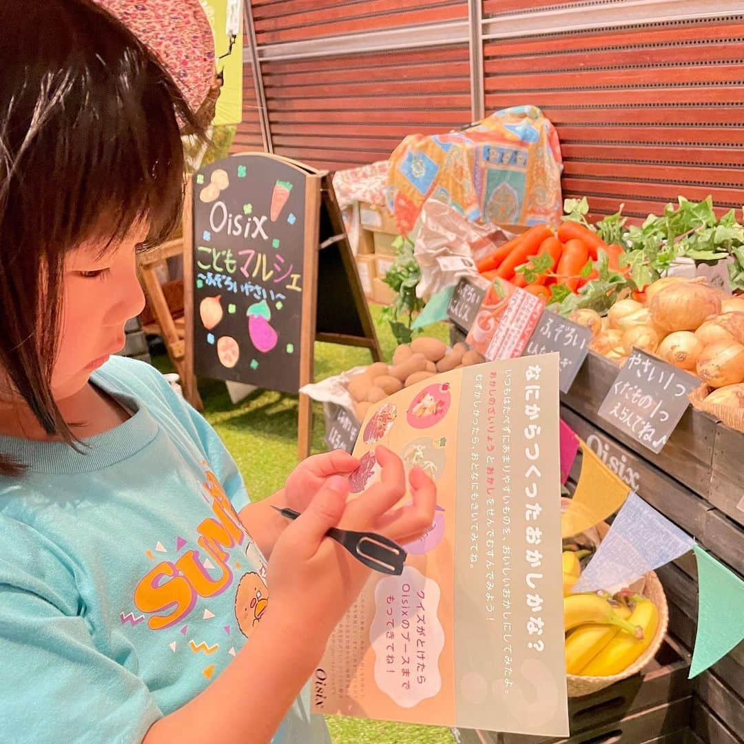 オイシックスさんのインスタグラム写真 - (オイシックスInstagram)「📢\ イベントを開催しました！ / 5/5(金・祝)・6(土)に 日本テレビ汐留社屋で行われた #こどもday のイベントにて、＂Oisix こどもマルシェ＂を開催しました👩🏻‍🌾🧑🏻‍🌾  ちょっと見た目はふぞろい。 だけど、おいしく食べられる野菜が大集合🍆🧅🥕 こどもが主役のマルシェや楽しく学べるサステナブルクイズを実施！ ＂Upcycle by Oisix＂のアップサイクルした商品も販売しました🧺  マルシェは両日ともに大大盛況🔥🔥 いらっしゃいませー！と大きな声で接客したり、野菜などの品出しを体験したこどもたち。 目をキラキラ✨させて、 普段スーパーでは見ることのない形や大きさの野菜を手に取るこどもたちの姿が📸  こどもも大人も ＂おいしく楽しくサステナブル＂を学べる2日間となりました。 マルシェに遊びにきてくださった皆さん ありがとうございました！  #oisix #オイシックス #こどもday #日テレ #oisixこどもマルシェ #マルシェ #お仕事体験 #ふぞろい野菜 #アップサイクルバイオイシックス #捨てないを始める #サスティナブルな暮らし #upcycle #アップサイクル #フードロス #食品ロス #sdgs #サステナブル #食育 #GW #ゴールデンウィーク #イベント #そらジロー #クマーバ」5月12日 12時21分 - oisix