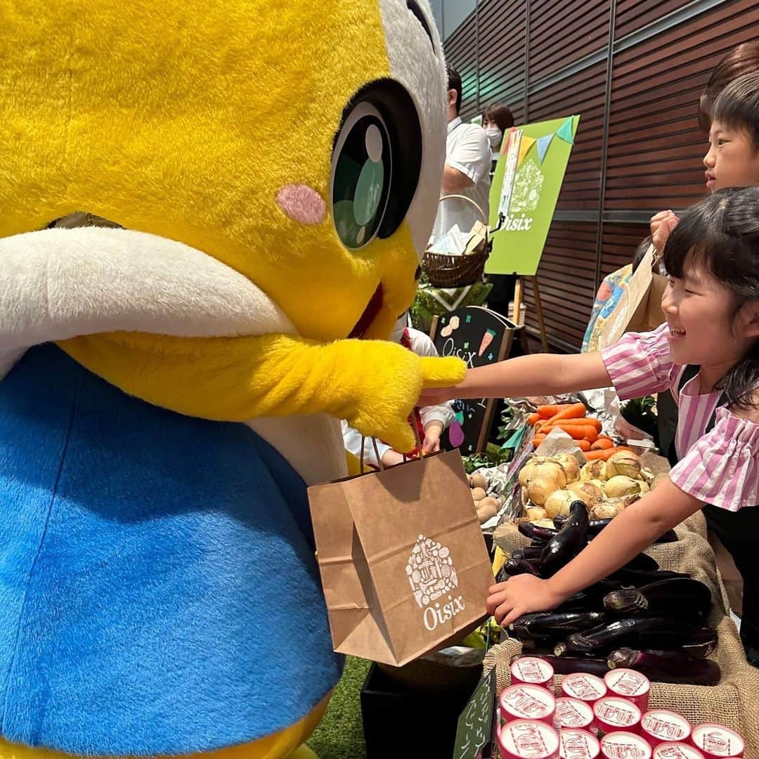 オイシックスさんのインスタグラム写真 - (オイシックスInstagram)「📢\ イベントを開催しました！ / 5/5(金・祝)・6(土)に 日本テレビ汐留社屋で行われた #こどもday のイベントにて、＂Oisix こどもマルシェ＂を開催しました👩🏻‍🌾🧑🏻‍🌾  ちょっと見た目はふぞろい。 だけど、おいしく食べられる野菜が大集合🍆🧅🥕 こどもが主役のマルシェや楽しく学べるサステナブルクイズを実施！ ＂Upcycle by Oisix＂のアップサイクルした商品も販売しました🧺  マルシェは両日ともに大大盛況🔥🔥 いらっしゃいませー！と大きな声で接客したり、野菜などの品出しを体験したこどもたち。 目をキラキラ✨させて、 普段スーパーでは見ることのない形や大きさの野菜を手に取るこどもたちの姿が📸  こどもも大人も ＂おいしく楽しくサステナブル＂を学べる2日間となりました。 マルシェに遊びにきてくださった皆さん ありがとうございました！  #oisix #オイシックス #こどもday #日テレ #oisixこどもマルシェ #マルシェ #お仕事体験 #ふぞろい野菜 #アップサイクルバイオイシックス #捨てないを始める #サスティナブルな暮らし #upcycle #アップサイクル #フードロス #食品ロス #sdgs #サステナブル #食育 #GW #ゴールデンウィーク #イベント #そらジロー #クマーバ」5月12日 12時21分 - oisix