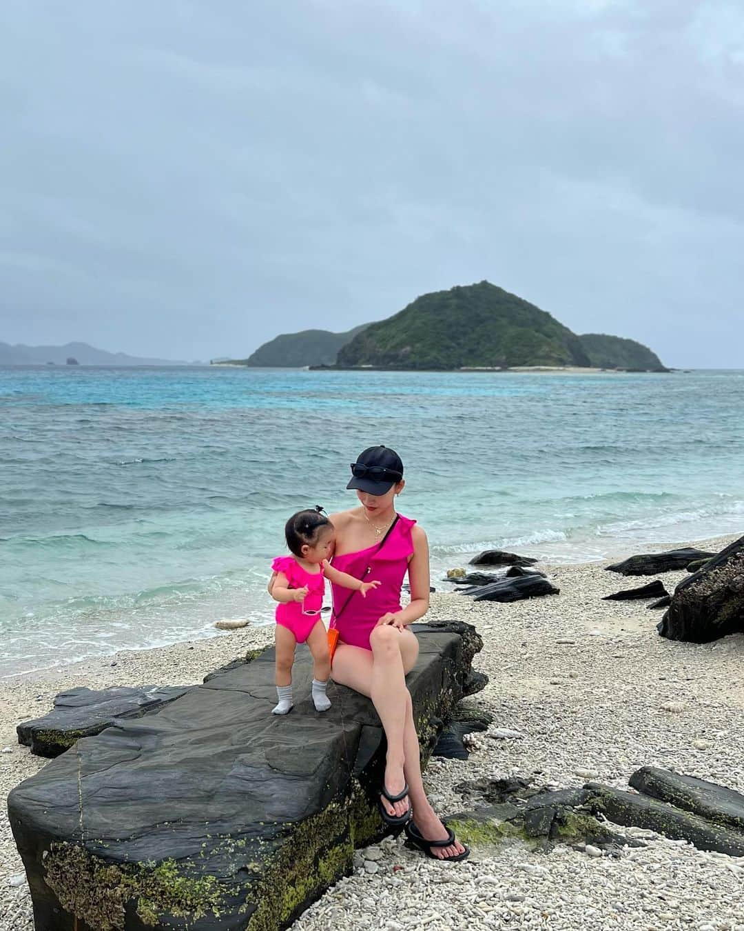 愛菜さんのインスタグラム写真 - (愛菜Instagram)「親子で水着お揃いにしてみた💓 PINK親子🥳 大きくなったら恥ずかしがられちゃうかな🤭💋 あいなもママとお揃い良くやってたなあ☺️ いまもだけど😜 たくさん思い出つくろー☺️💓  まだ海の砂は怖いみたいで 靴下はいてます🧦🤣🧡笑  @sheinofficial で揃えたよ👙  👙商品ID  ベビー水着 14288033   大人水着 2176893   🔖クーポンコード 《JPSMF032》  フェスファッションシーズンはsheinで楽しもう💃🔥  #SHEINforAll #SHEINmusicfest #SHEINpartner or #ad  #親子コーデ #親子ペアルック  #bikini #ベビー水着 #ベビー服」5月12日 12時31分 - ainaaa0622