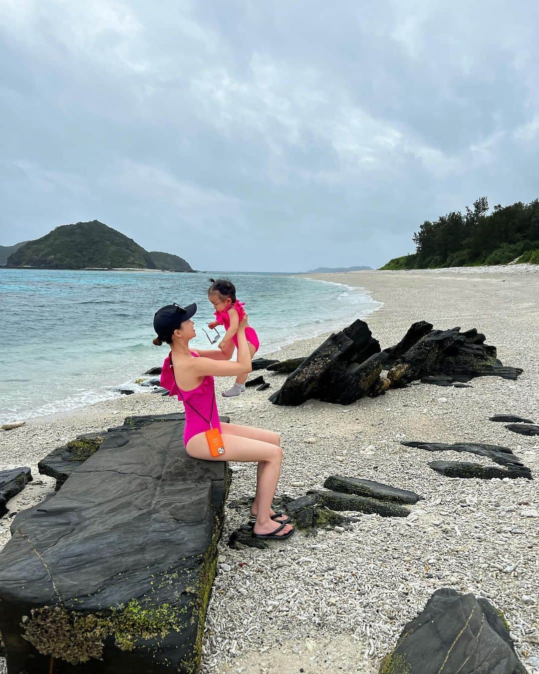 愛菜さんのインスタグラム写真 - (愛菜Instagram)「親子で水着お揃いにしてみた💓 PINK親子🥳 大きくなったら恥ずかしがられちゃうかな🤭💋 あいなもママとお揃い良くやってたなあ☺️ いまもだけど😜 たくさん思い出つくろー☺️💓  まだ海の砂は怖いみたいで 靴下はいてます🧦🤣🧡笑  @sheinofficial で揃えたよ👙  👙商品ID  ベビー水着 14288033   大人水着 2176893   🔖クーポンコード 《JPSMF032》  フェスファッションシーズンはsheinで楽しもう💃🔥  #SHEINforAll #SHEINmusicfest #SHEINpartner or #ad  #親子コーデ #親子ペアルック  #bikini #ベビー水着 #ベビー服」5月12日 12時31分 - ainaaa0622