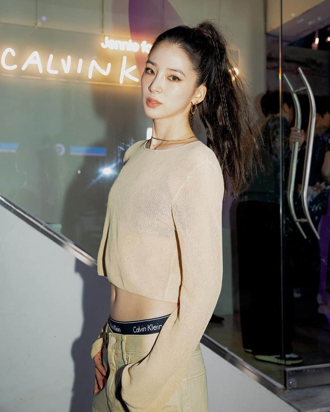 가로수길 , Seoulのインスタグラム：「Jennie for Calvin Klein 👖👖  아직 저에게는 2번정도의 포스팅이 더 남았습니다 🥹  너그럽게 봐주시길   혹시 9~10번 모델분 누군지 아는 사람?!!!!!!!!!!알려주세요 🙌🏻」