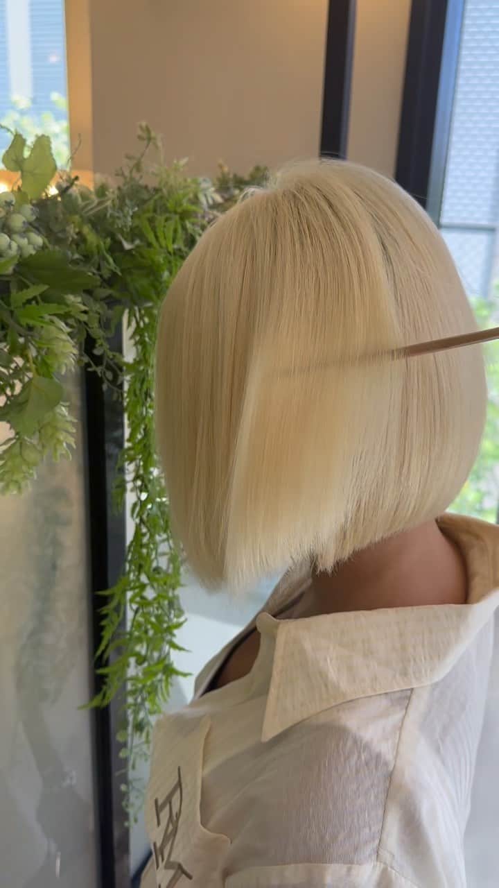 のインスタグラム：「【ヘアケアルーティン】  💇 @rrsalon.aoyama  👩 @chisaki_inoue   わたしのカットとトリートメントはもうここ専門🙋‍♀️絶対にここじゃないとダメ❗️カットも切ってから1ヶ月経ってもライン綺麗だし、本当に髪の毛もここに来ないと髪の毛死んじゃうよ😳  ハイトーンを保てるのはここのおかげ☺️ それはブリーチしてくれてるなみさんも言ってくれてるぐらいお墨付き💯  月に1-2回のトリートメントとおうちでのヘアケアが絶対に欠かせない❗️✨もう2年？3年？になるかな。  ヘアオイルとか後からつけるものも大切だけど何より根本を改善していくのが必要だと思ってるよ👍 ちなみに、前に薬剤使った髪質改善したら髪の毛死んだ😊  絶対にみんな何が入ってるか確認して髪の毛ケアしてね。笑  #ハイトーン#ハイトーンカラー #ブリーチ#ケアブリーチ #髪質改善#髪質改善トリートメント #トリートメント#ヘアケア#ヘアケア用品 #ヘアケア商品 #ヘアケアマイスター #ヘアケア好きさんと繋がりたい #薬剤不使用#薬剤不使用トリートメント#トリートメント#トリートメントでツヤツヤ #トリートメント専門店」