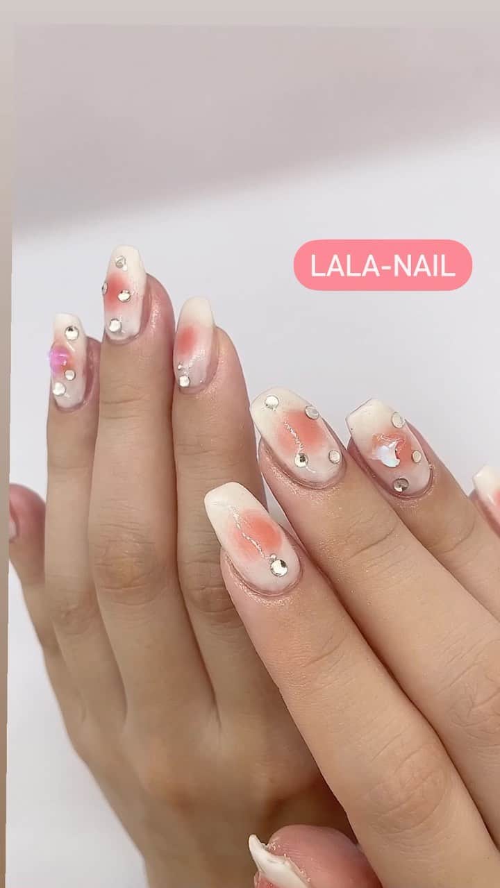 のインスタグラム：「パレット🎨で作るチークネイルが可愛くて人気💓  #instanails #nails#lalanail#ネイル#プライベートネイルサロン #横浜#手書きネイル#個性派ネイル#大人ネイル #キラキラ#キラキラネイル#チークネイル #美甲#美甲設計 #美甲店#網紅美甲  #네일#네일아트 #❤️」