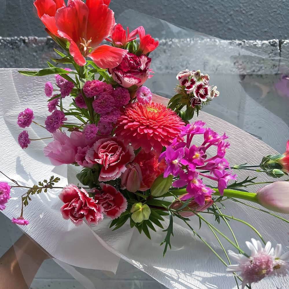 福地夏未のインスタグラム：「💐 今年の母の日(ちょっとはやめ) 毎年送るお花は、お母さんが好きなピンクでまとめてもらうのが私の決まり💞 今年はいつもと違うずっと気になっていたお花屋さんから。 やっぱりかわいい！！私も欲しい！笑 丁寧にお写真送っていただいてとても嬉しかったので、 拝借させていただきました🌷 ありがとうございます◎  今度店舗にも行ってみよう〜  _ #母の日 #花束 #Flower」